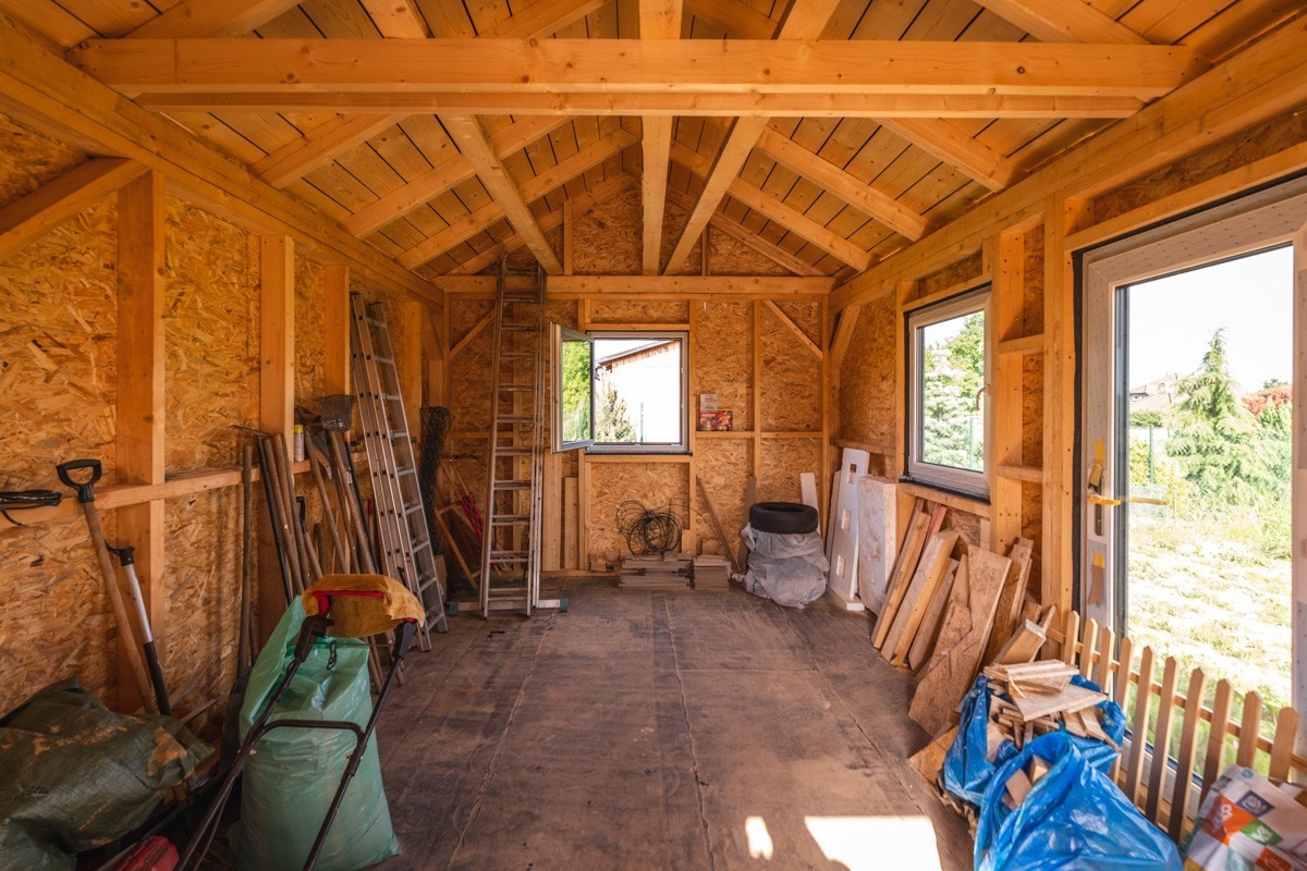 Zahradní domek postavili na hranici pozemku